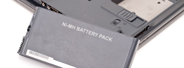 É aconselhável desconectar o carregador de bateria do notebook?